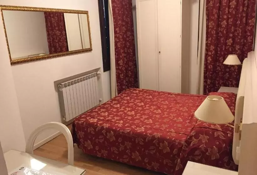 Hotelli Albergo Ai Tolentini
