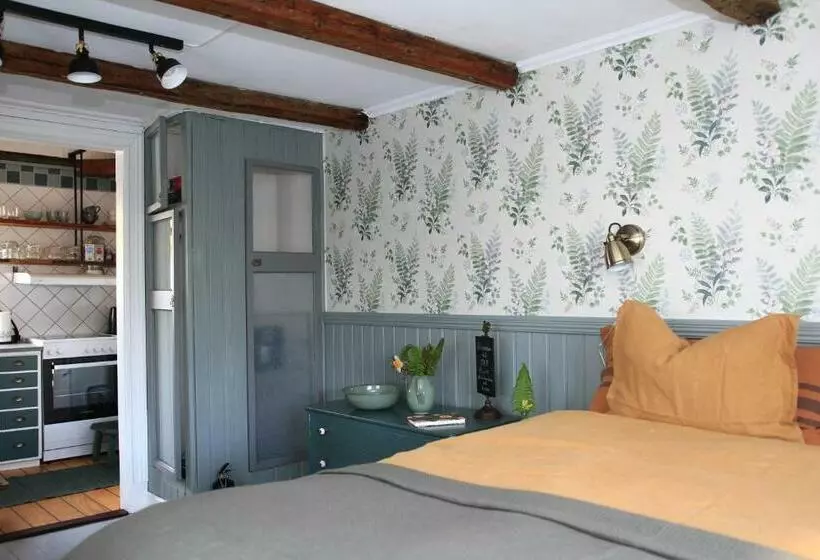 B&b Bland Ormbunkar Och Rosor