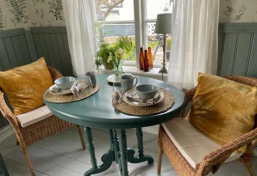 B&b Bland Ormbunkar Och Rosor