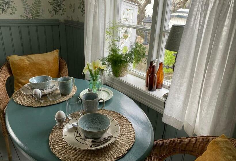 B&b Bland Ormbunkar Och Rosor