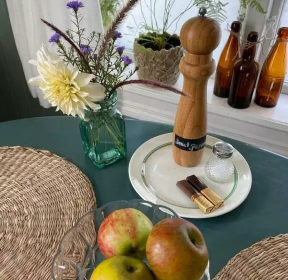 B&b Bland Ormbunkar Och Rosor