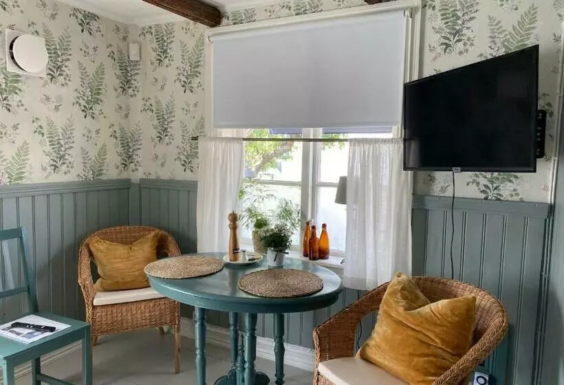 B&b Bland Ormbunkar Och Rosor