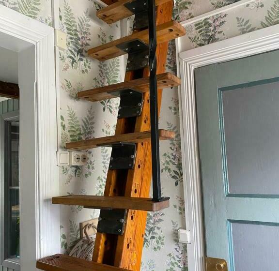 B&b Bland Ormbunkar Och Rosor