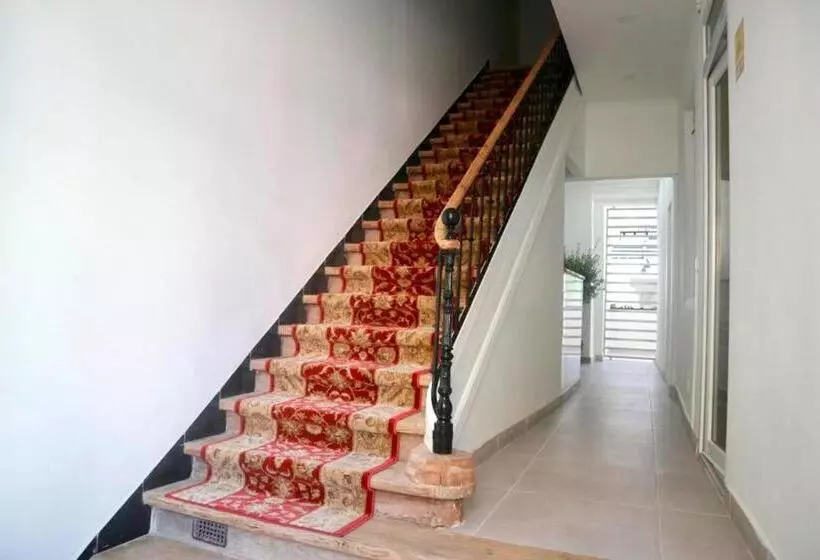 Amadora Boutique Hostel