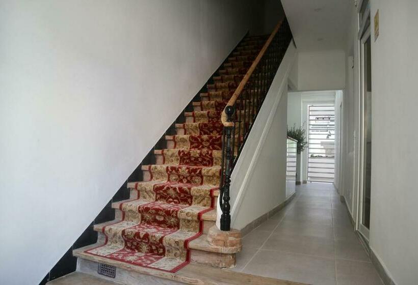 Amadora Boutique Hostel