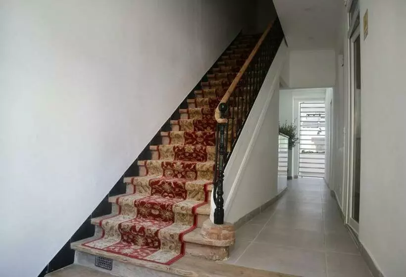 Amadora Boutique Hostel