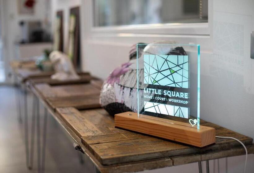 פנסיון Little Square Arona