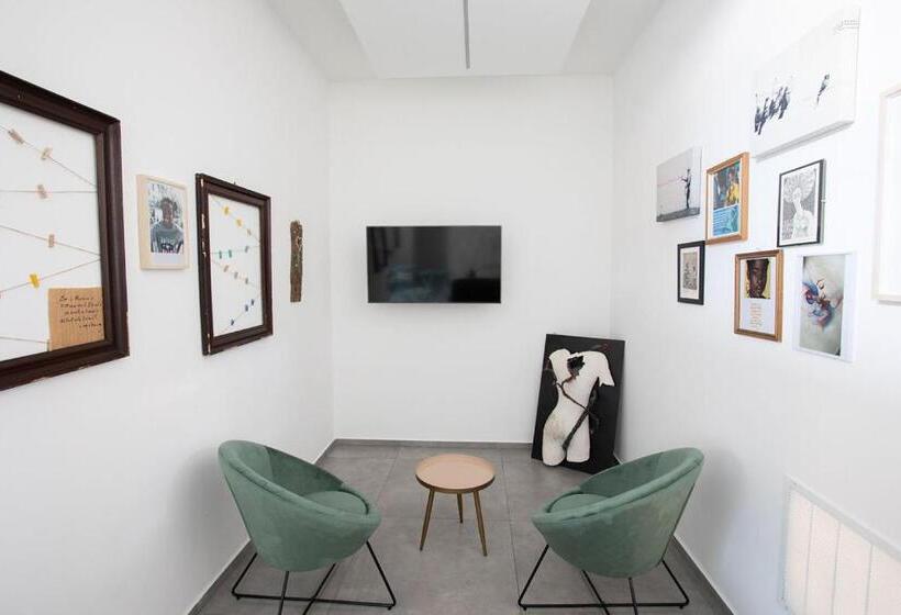 פנסיון Little Square Arona