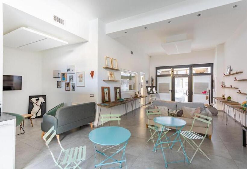 פנסיון Little Square Arona