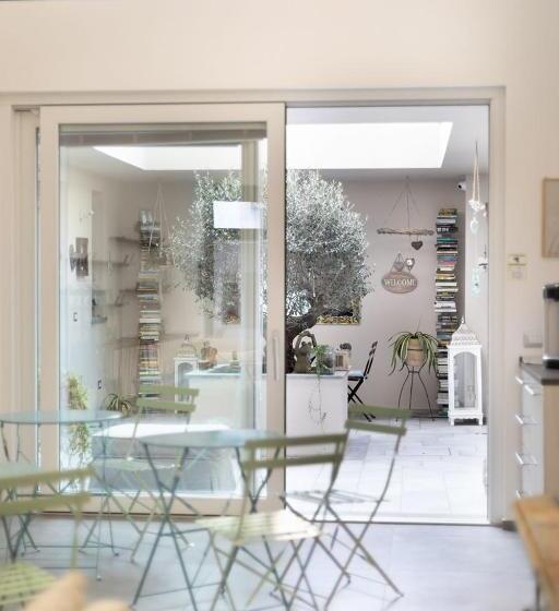 פנסיון Little Square Arona