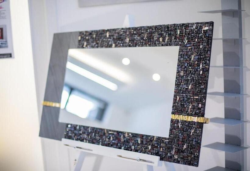 פנסיון Little Square Arona