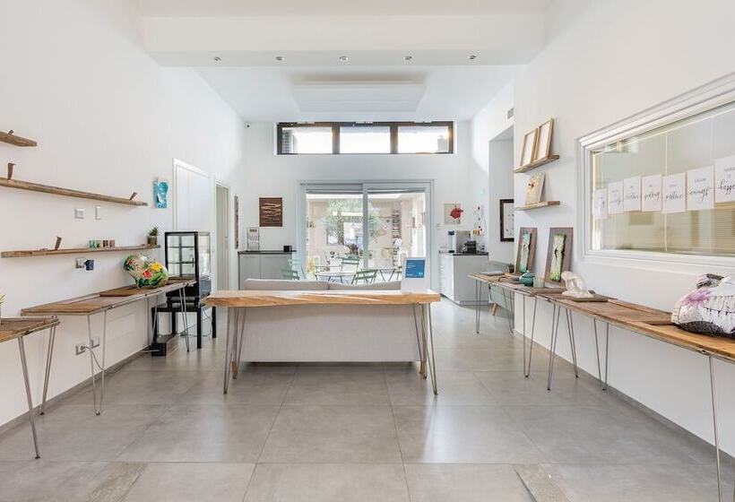 פנסיון Little Square Arona