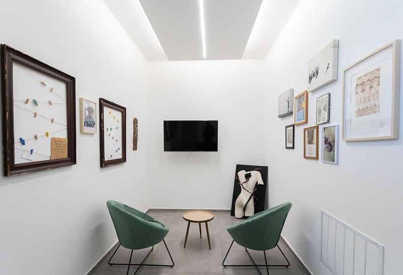 פנסיון Little Square Arona