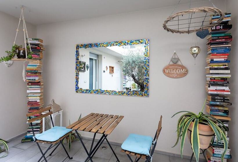 פנסיון Little Square Arona