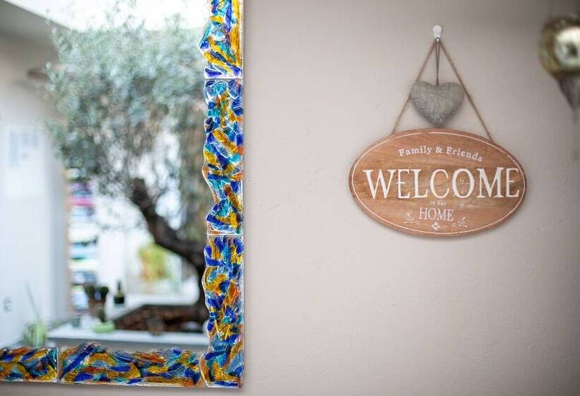 פנסיון Little Square Arona