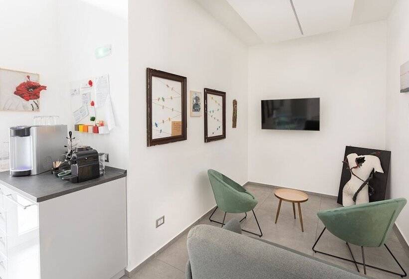 פנסיון Little Square Arona