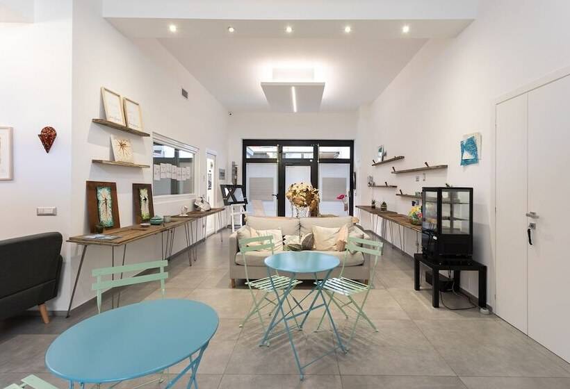 פנסיון Little Square Arona