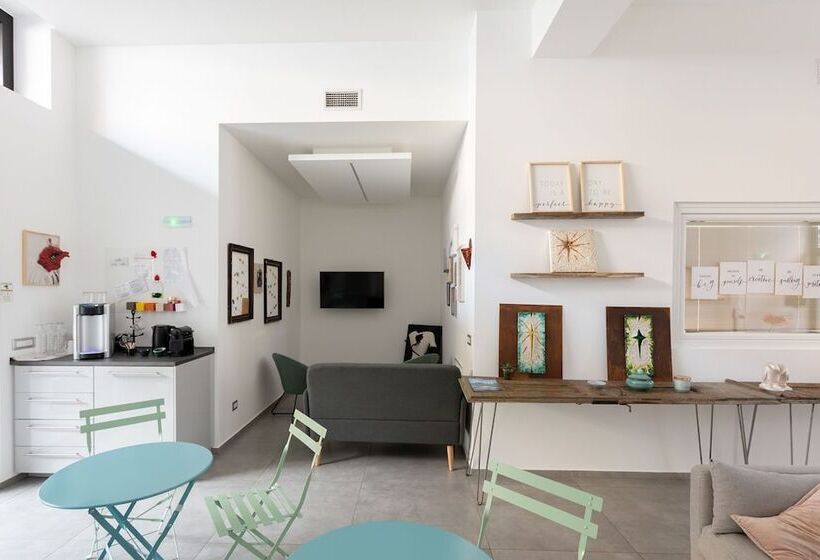 פנסיון Little Square Arona