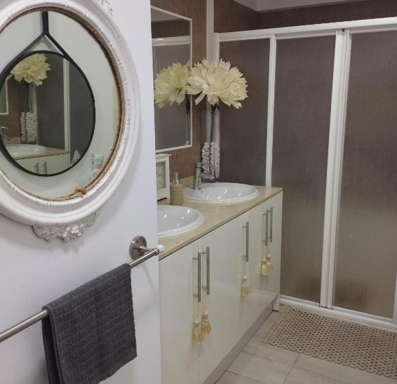 تختخواب و صبحانه Petite Chambre D Hôtes Lits Superposes Avec Salle De Bains Privee Chez Catherine A Reus