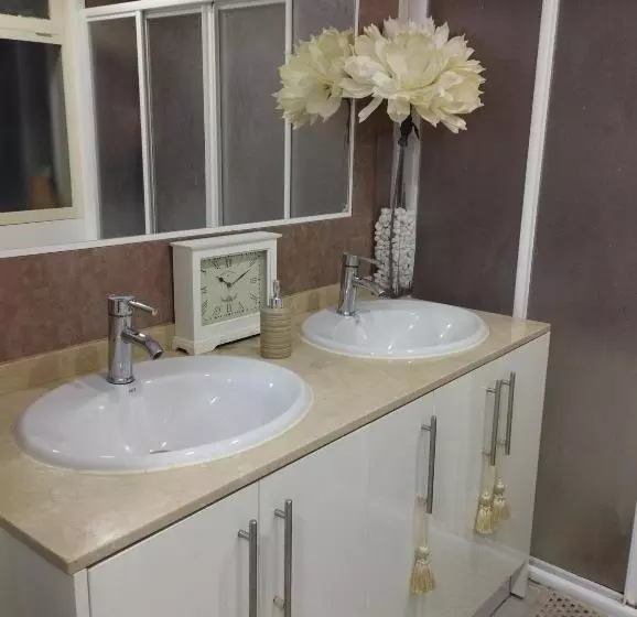 تختخواب و صبحانه Petite Chambre D Hôtes Lits Superposes Avec Salle De Bains Privee Chez Catherine A Reus