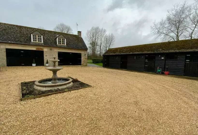 Majatalo Stable Lodge At Bledington Mill