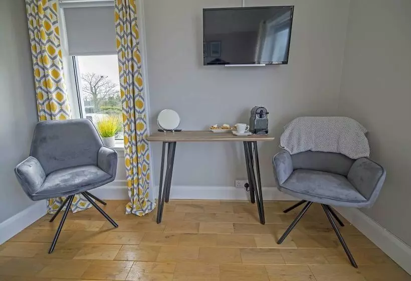 ペンション Larkhill House