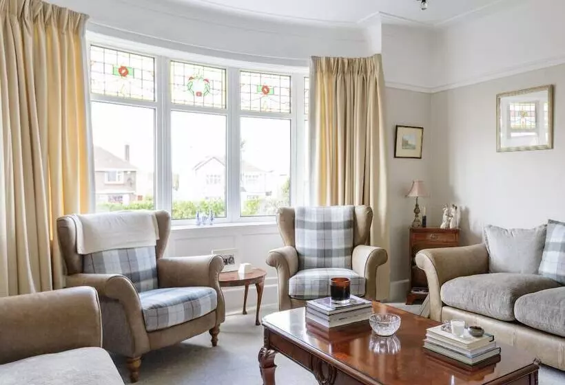 ペンション Larkhill House