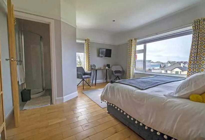 ペンション Larkhill House