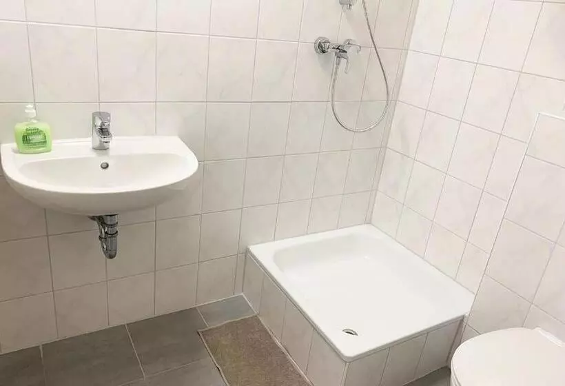 Retkeilymaja Gästehaus Emden, Gemütliche Zimmer Mit Bad & Wlan