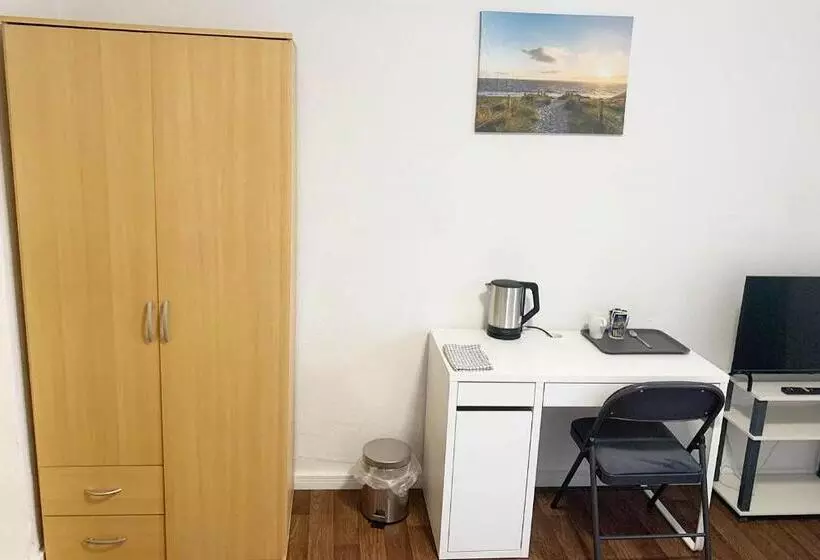 Retkeilymaja Gästehaus Emden, Gemütliche Zimmer Mit Bad & Wlan