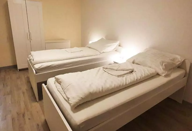 Retkeilymaja Gästehaus Emden, Gemütliche Zimmer Mit Bad & Wlan