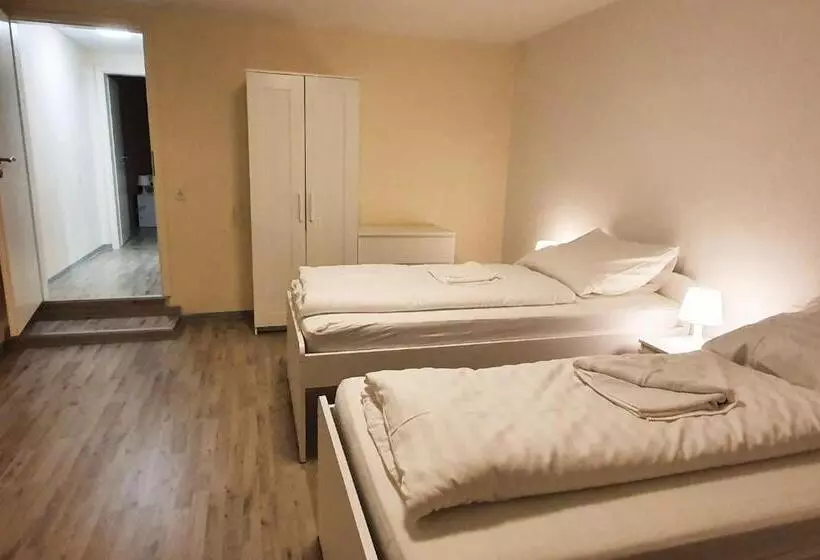 Retkeilymaja Gästehaus Emden, Gemütliche Zimmer Mit Bad & Wlan