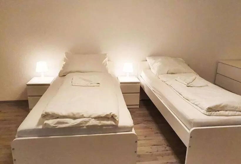 Retkeilymaja Gästehaus Emden, Gemütliche Zimmer Mit Bad & Wlan