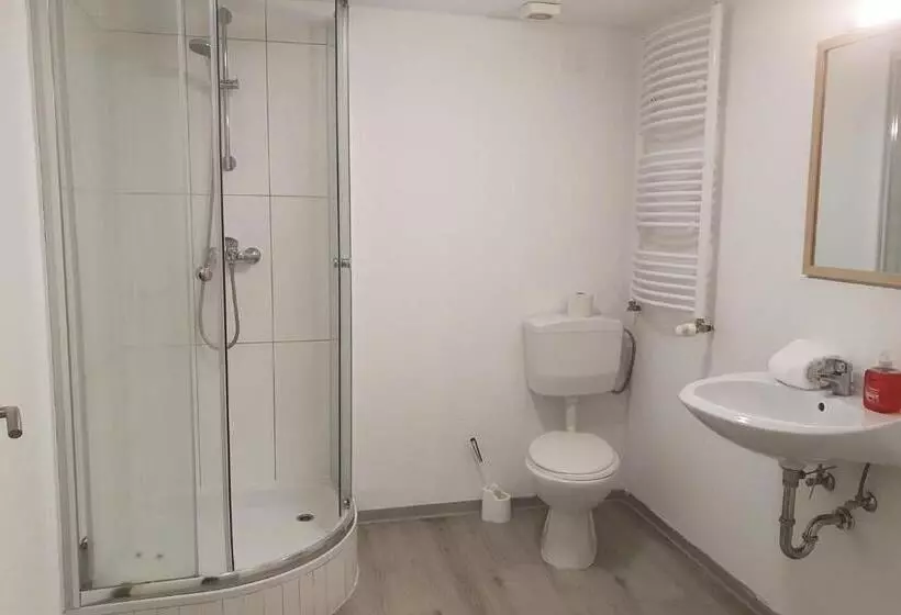 Retkeilymaja Gästehaus Emden, Gemütliche Zimmer Mit Bad & Wlan