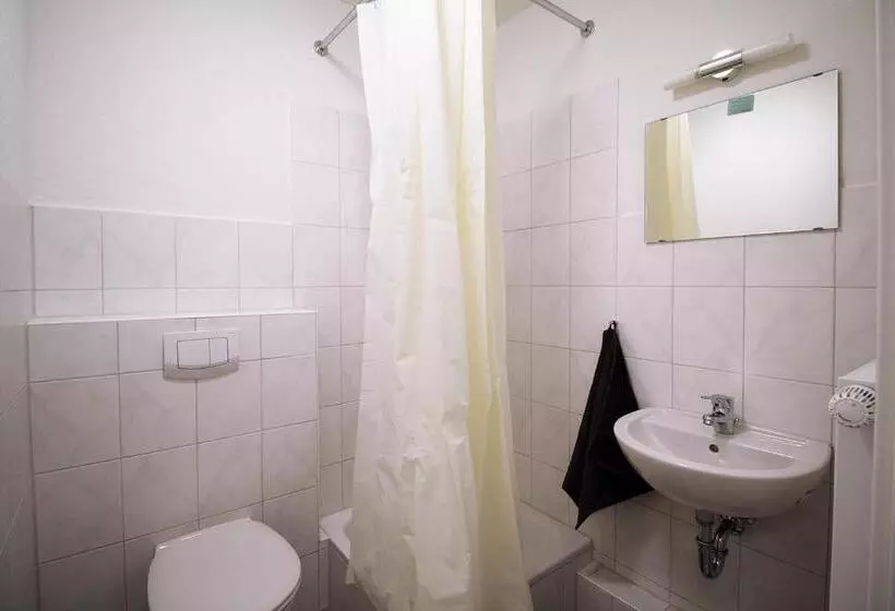 Retkeilymaja Gästehaus Emden, Gemütliche Zimmer Mit Bad & Wlan