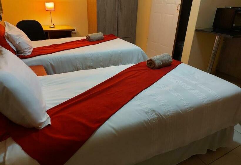 פנסיון Hlophe S Place