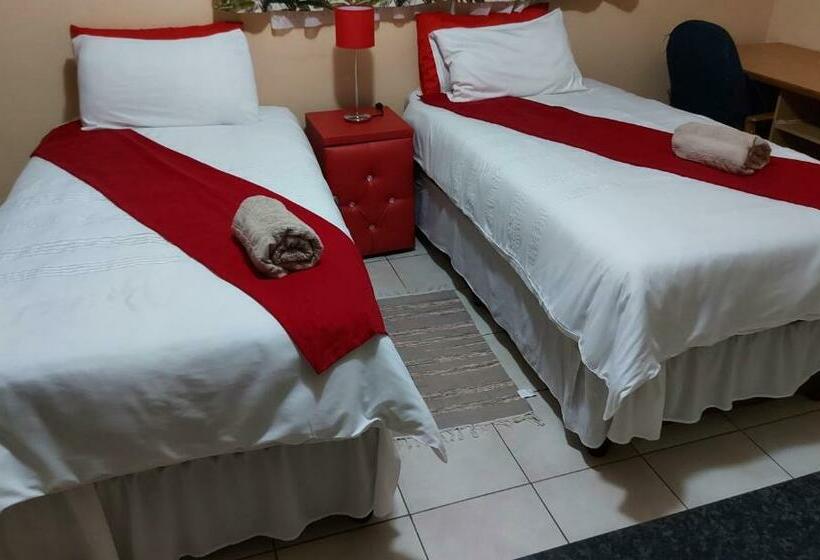 פנסיון Hlophe S Place