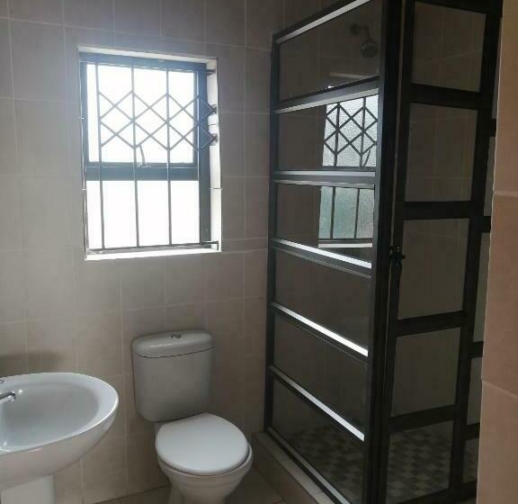 פנסיון Hlophe S Place