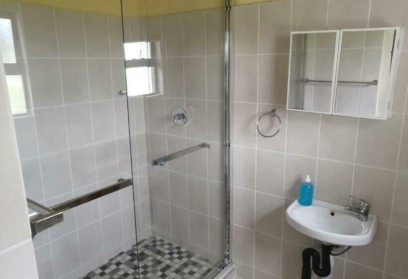 פנסיון Hlophe S Place