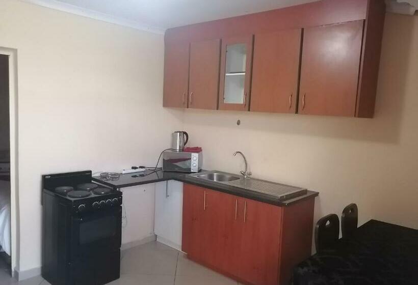 פנסיון Hlophe S Place