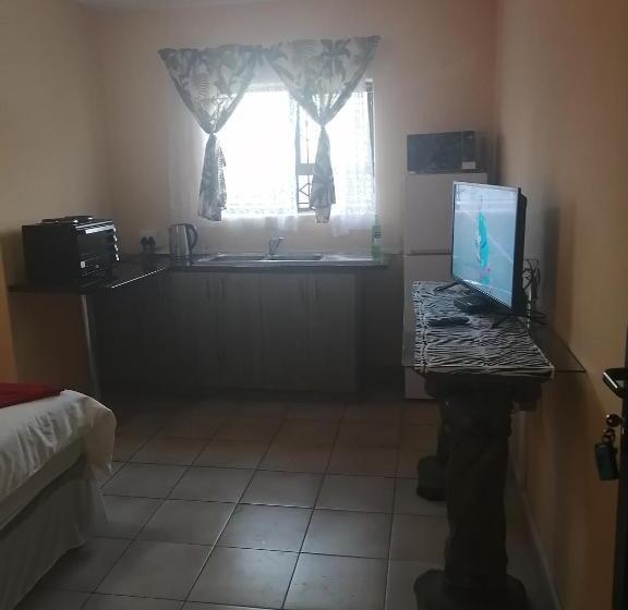 פנסיון Hlophe S Place