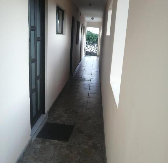 פנסיון Hlophe S Place