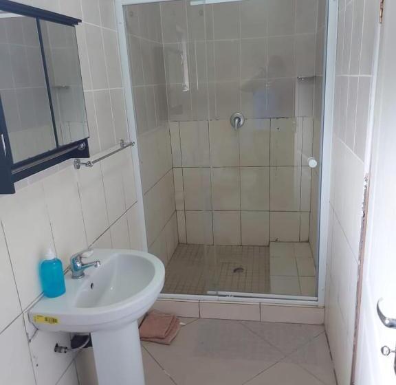 פנסיון Hlophe S Place