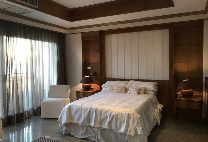 Sunshine Gypsy At Beach Villa Vibhavadi Pattaya