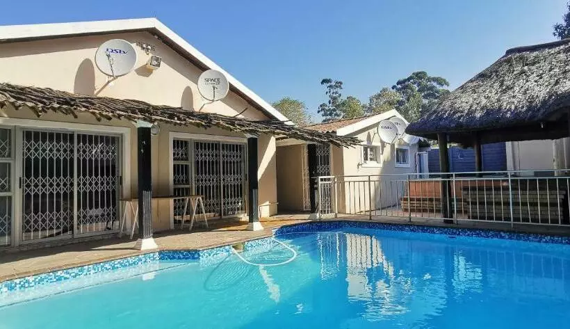 ペンション Lytton Cresent B&b