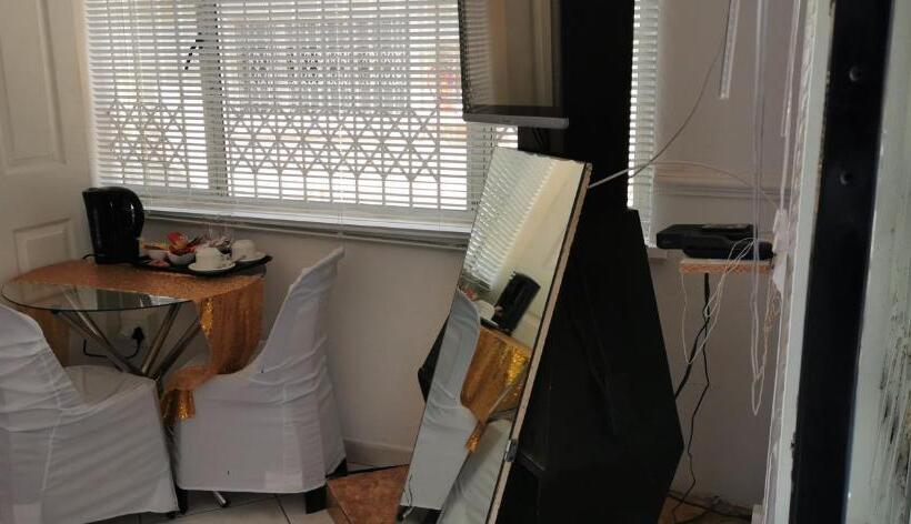 פנסיון Lytton Cresent B&b