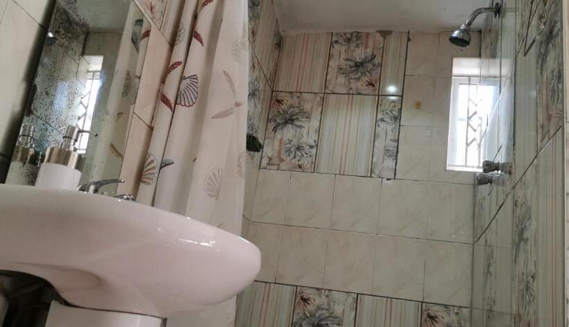 פנסיון Lytton Cresent B&b