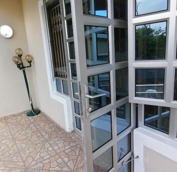 פנסיון Lytton Cresent B&b