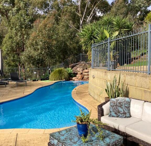 مبيت وإفطار Robinson Retreat