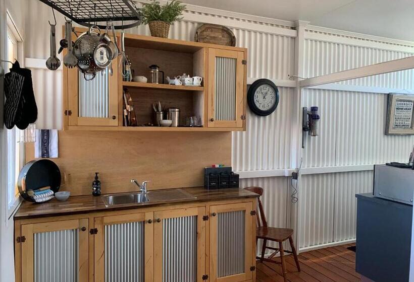 민박 Evanston Station